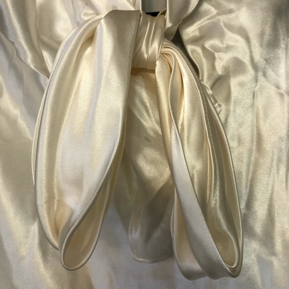 Black Label Sleeveless Blouse - Picture 3 of 5